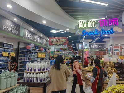 羅平供銷超市齊“上陣” 年貨充足“年味”濃 日用百貨銷售